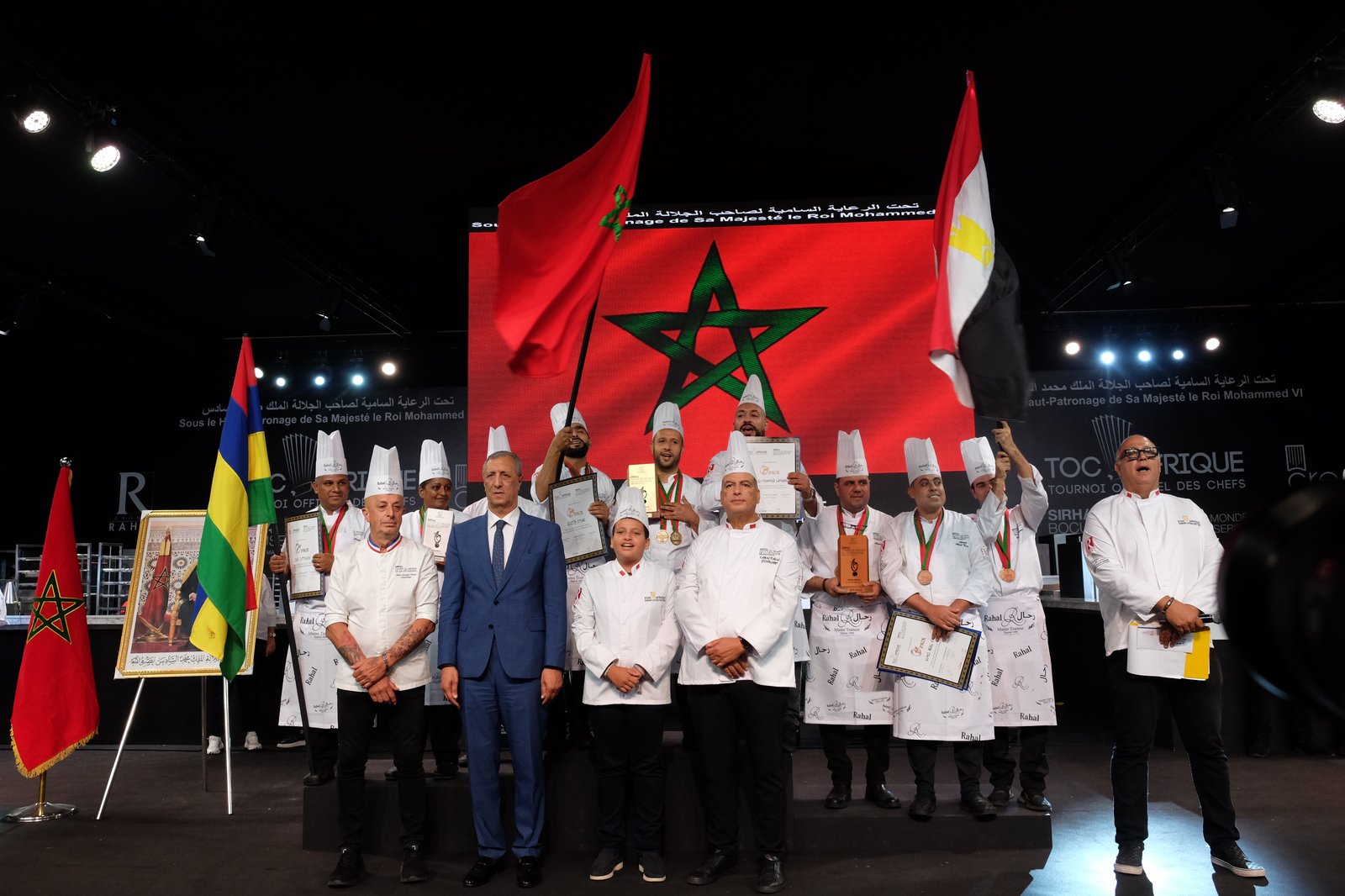 Équipe sur le podium, drapeaux des délégations, Bocuse d'Or Afrique 2024
